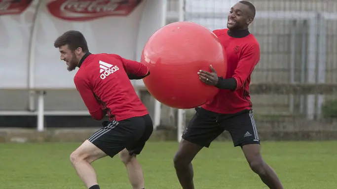 Oier y Raoul Loé en el entrenamiento de Osasuna de este martes en Tajonar.