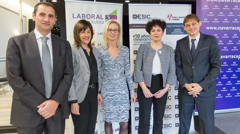 Javier Cortajarena, director territorial de Laboral Kutxa en Navarra; Ana Aracama, directora de ESIC Navarra; Myriam Fernández de Heredia, S&P Global; Asun Olaechea, presidenta de Cámara de Comptos y; Mikel Benet, director de proyectos de 'navarracapital.es'.
