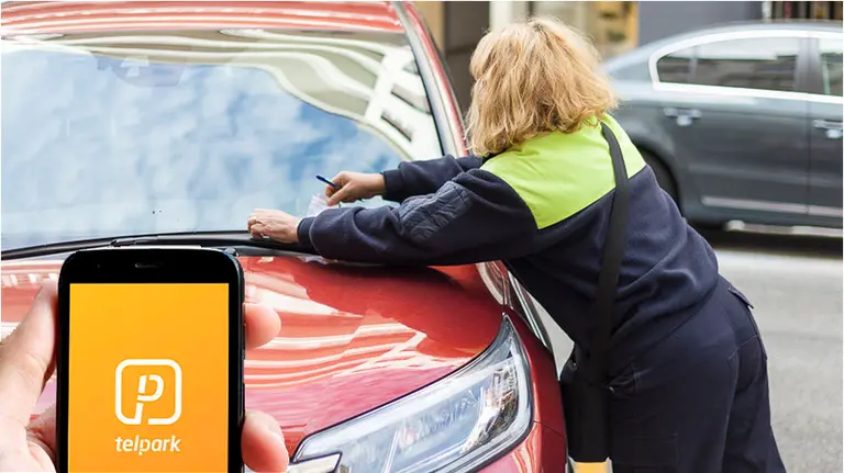 Una vigilante de Dornier multa a un coche sin ticket de la ORA en Pamplona