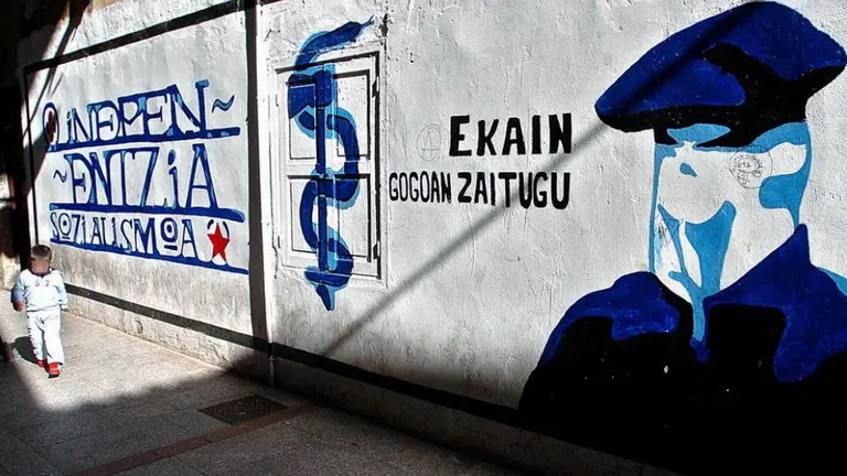 Pintadas en favor de los terroristas. EFE