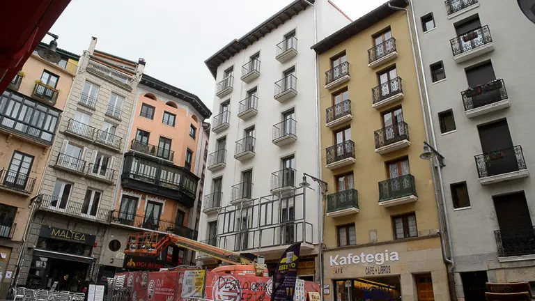 La constructora Erro y Eugui ultima los detalles del exterior del nuevo edificio que albergará en las próximas semanas el nuevo hotel del centro de Pamplona. PABLO LASAOSA.