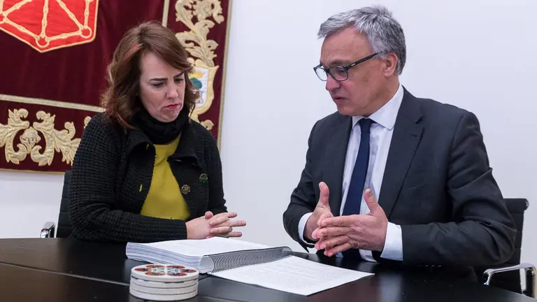 El Defensor del Pueblo de Navarra, Javier Enériz, entrega a la presidenta del Parlamento foral, Ainhoa Aznarez, el Informe Anual 2016 (13). IÑIGO ALZUGARAY