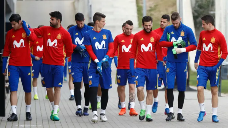 Los jugadores de la selección, camino del entrenamiento. Foto Sefútbol.