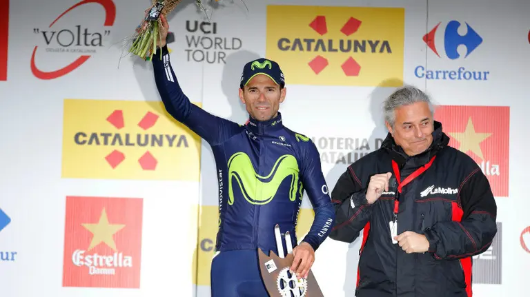 Valverde sostiene el ramo de flores en La Molina. Foto Movistar team.