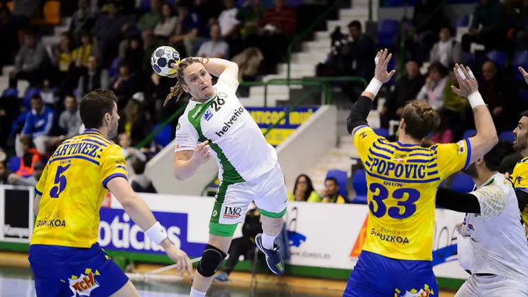 El Helvetia Anaitasuna y el Bidasoa Irún se enfrentan en partido correspondiente a la vigésima segunda jornada de la Liga Asobal. PABLO LASAOSA 05