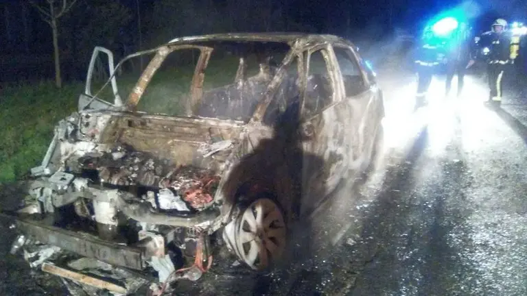 Incendio de un coche en la A15, junto a la salida de Goldaraz. BOMBEROS DE NAVARRA