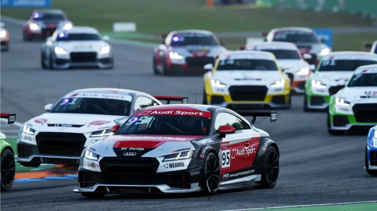 Carrera de coches en circuito.