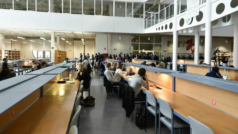 Una imagen de la biblioteca de la UPNA. PABLO LASAOSA