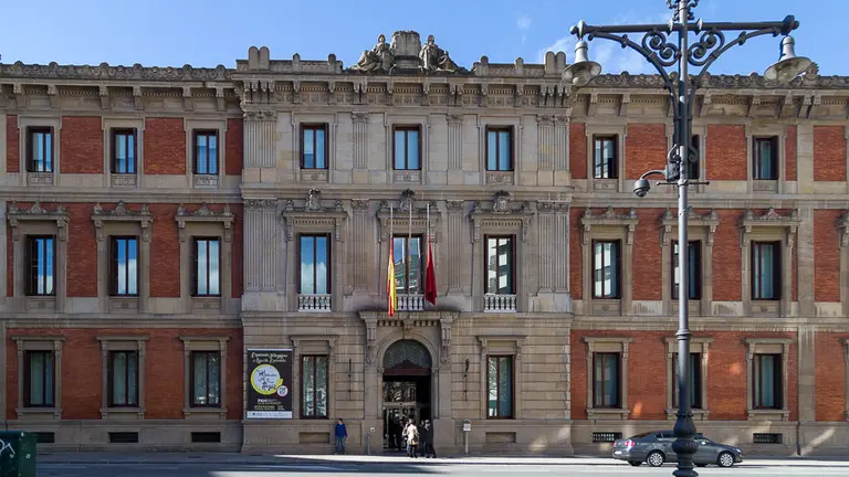 Las banderas del Parlamento de Navarra ondean a media asta en solidaridad con el atentado de Londres (02). IÑIGO ALZUGARAY