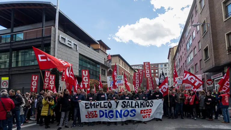 UGT y CCOO se concentran frente a la CEN para exigir empleo estable y salarios dignos (11). IÑIGO ALZUGARAY