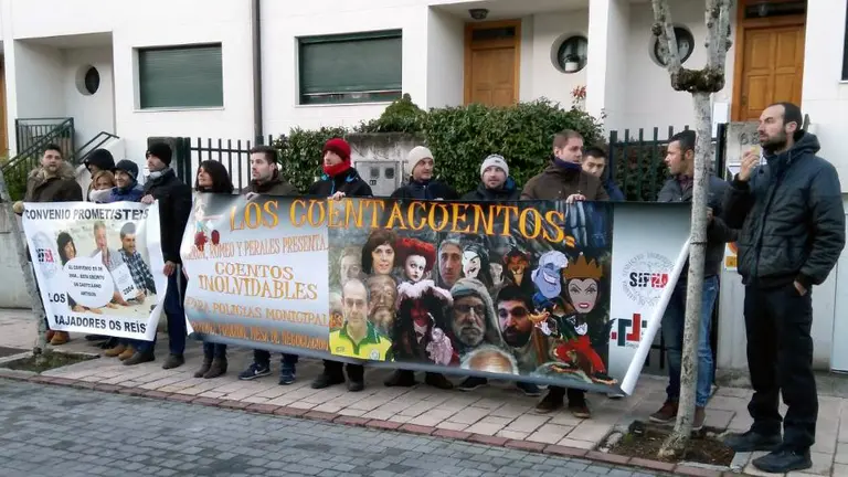 Policías municipales del sindicato SIPNA FEPOL de Pamplona hacen un escrache a Joseba Asirón en su casa de Zizur Mayor..
