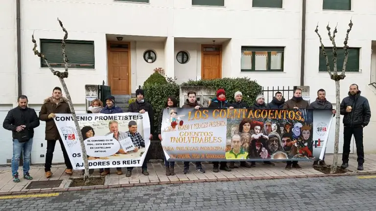 Policías municipales del sindicato SIPNA FEPOL de Pamplona hacen un escrache a Joseba Asirón en su casa de Zizur Mayor.