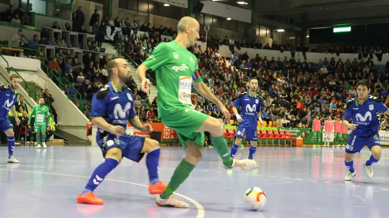 Javi Eseverri, del Magna Gurpea, frente al Inter Movistar.