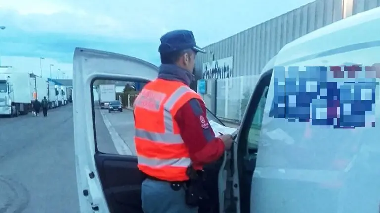 Furgoneta de mensajería inmovilizada en Azagra tras dar su conductor positivo en anfetaminas.