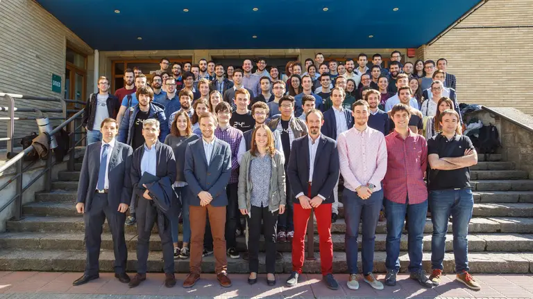 Los estudiantes del Máster en Ingeniería Industrial de la UPNA que participaron en el “Desafío Renovable” posan al finalizar el reto, con el profesorado responsable de la Cátedra de Energías Renovables