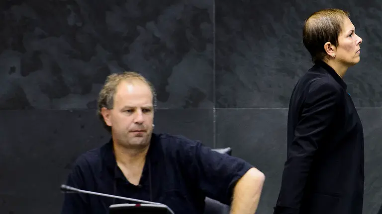 La Presidenta del Gobierno de Navarra, Uxue Barkos, pasa detrás de David Anaut, parlamentario de EH Bildu. PABLO LASAOSA 