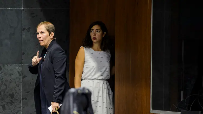 Uxue Barkos (i) Presidenta del Gobierno de Navarra bajo la mirada de Laura Pérez, de Podemos. PABLO LASAOSA