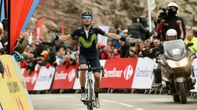 Alejandro Valverde llega a la meta en solitario.