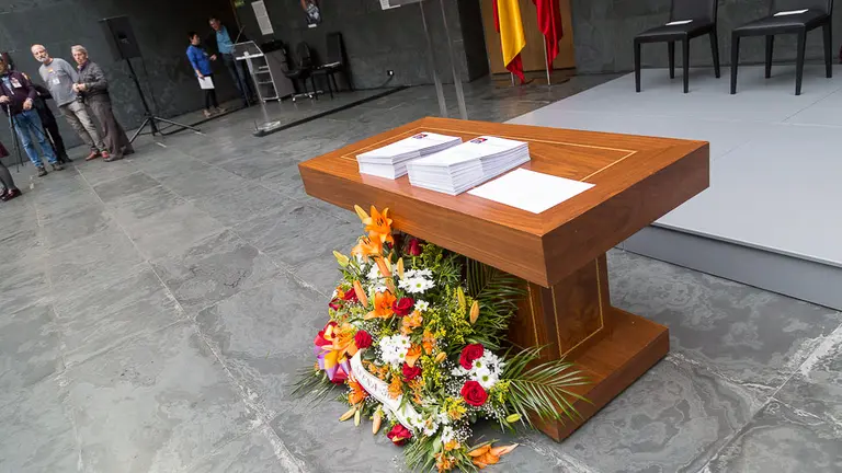 Acto de entrega de declaraciones de reparación y reconocimiento personal al amparo de la Ley de Memoria Histórica (02). NAVARRA.com