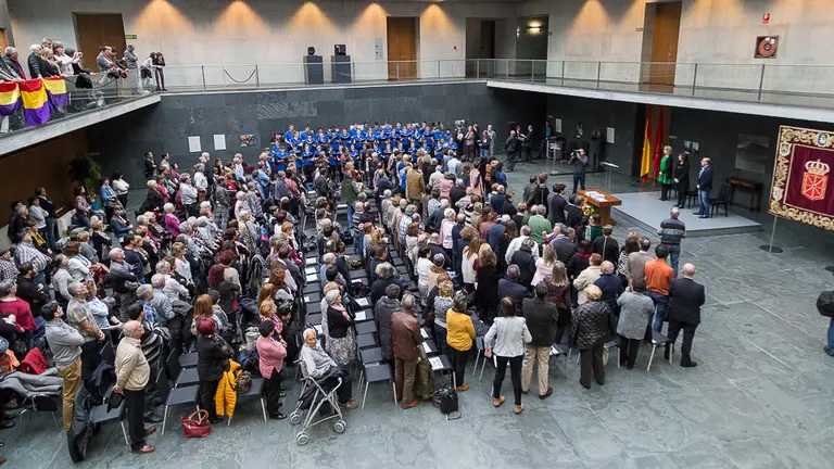 Acto de entrega de declaraciones de reparación y reconocimiento personal al amparo de la Ley de Memoria Histórica (08). NAVARRA.com