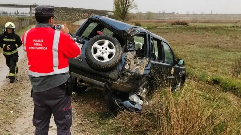 Las dos personas heridas viajaban en el vehículo de la imagen, que se ha salido en Murchante. PFORAL