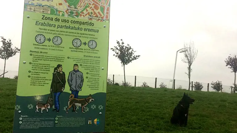 Uno de los carteles que indican las zonas para suelta de perros en Mutilva. NAVARRA.COM