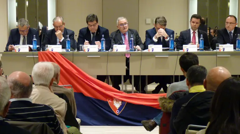 La bandera del club se cayó varias veces durante la última asamblea.