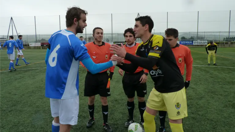 Los capitanes del Ardoi y Cirbonero se saludan ante el trio arbitral.