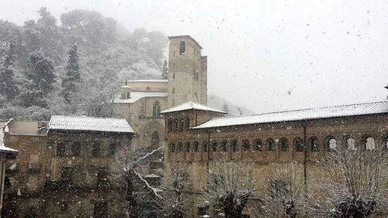 La-nieve-ha-caído-en-localidades-de-Navarra-como-Estella,-que-han-visto-poco-a-poco-como-sus-tejados-se-pasaban-al-blanco.