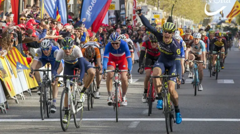 Llegada al esprint en la Volta a Catalunya. Foto web Volta.