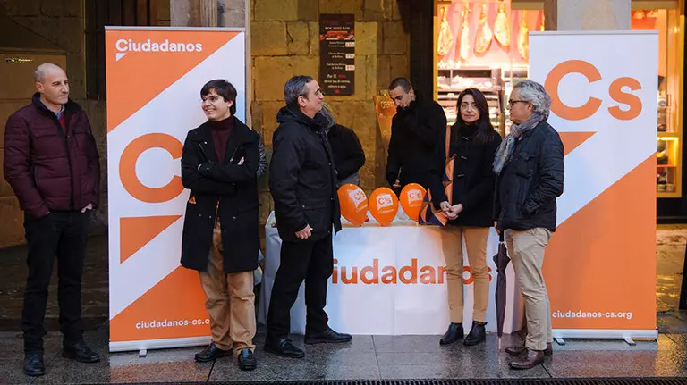 Carpa informativa de Ciudadanos Navarra en la Plaza del Castillo. MIGUEL OSÉS
