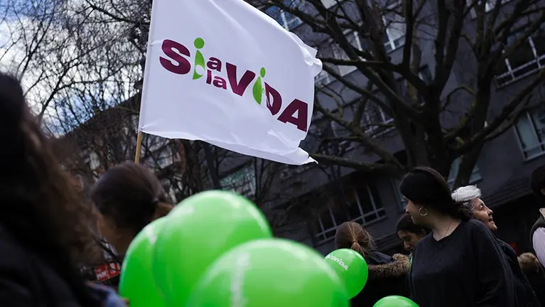 Concentración en el Paseo Sarasate en frente del Parlamento en contra del aborto. MIGUEL OSÉS_7