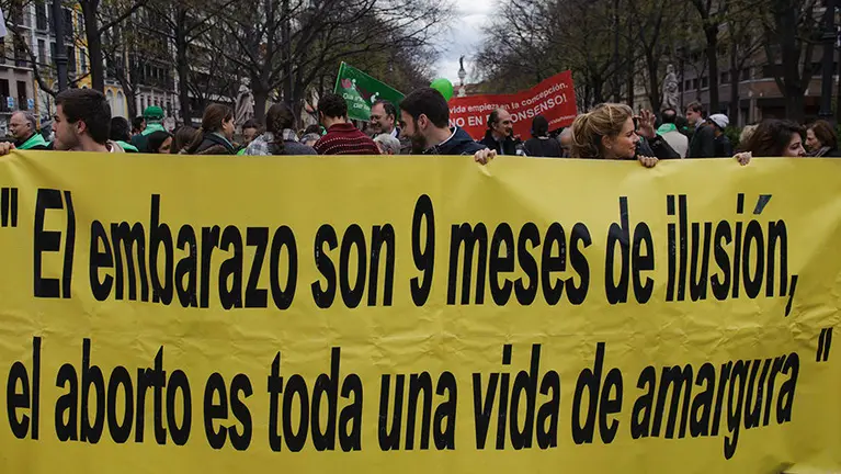 Concentración en el Paseo Sarasate en frente del Parlamento en contra del aborto. MIGUEL OSÉS_9