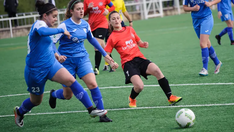 Partido entre Mulier y Pauldarrak en las piscinas de Mutilva. MIGUEL OSÉS_4