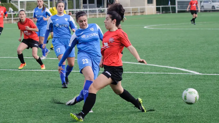 Partido entre Mulier y Pauldarrak en las piscinas de Mutilva. MIGUEL OSÉS_5