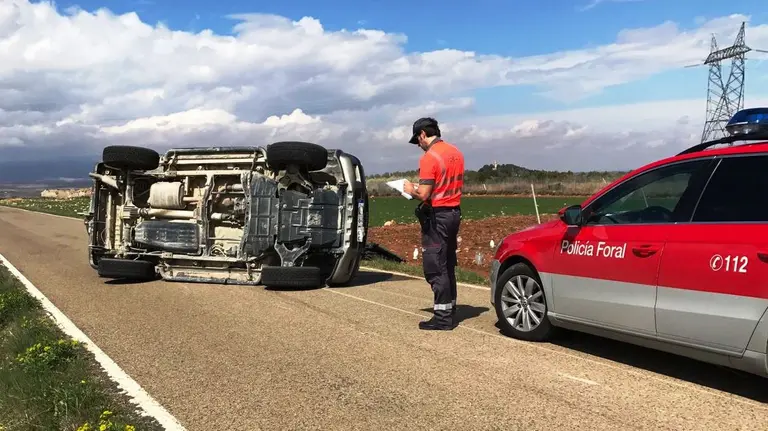 El coche volcado en Cintruénigo