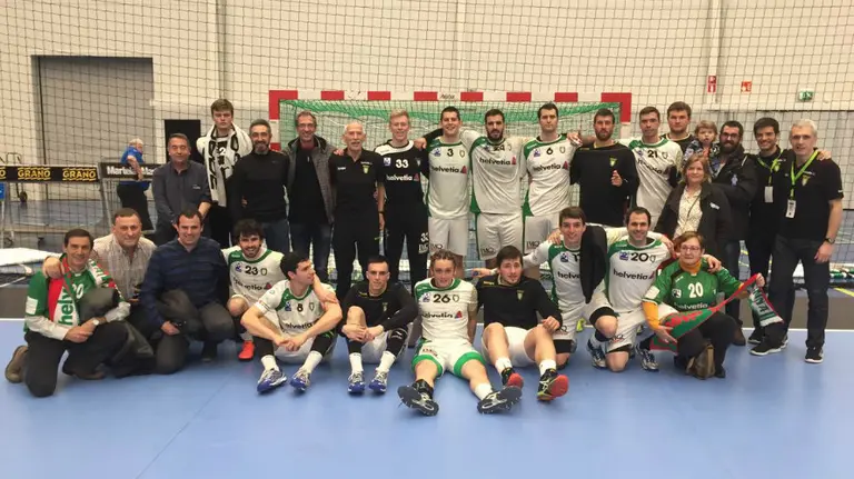 Jugadores, técnicos y acompañantes del Helvetia en Finlandia. Foto Anaitasuna.
