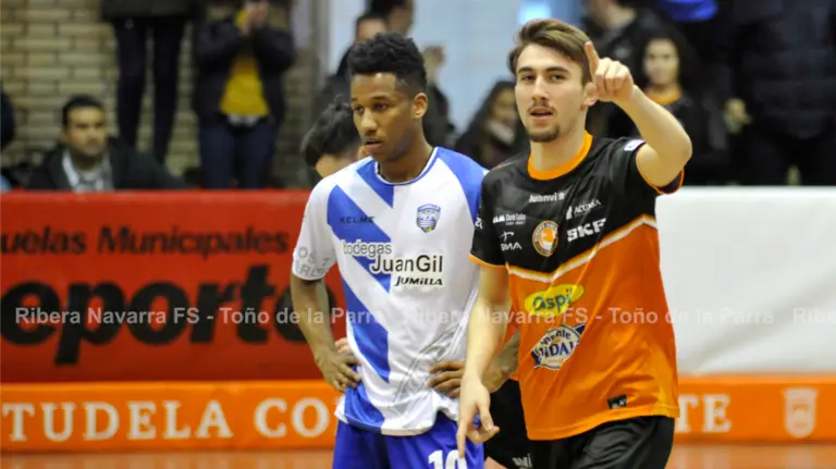 Javier Mínguez celebra un gol al Jumilla. Foto Ribera Navarra.