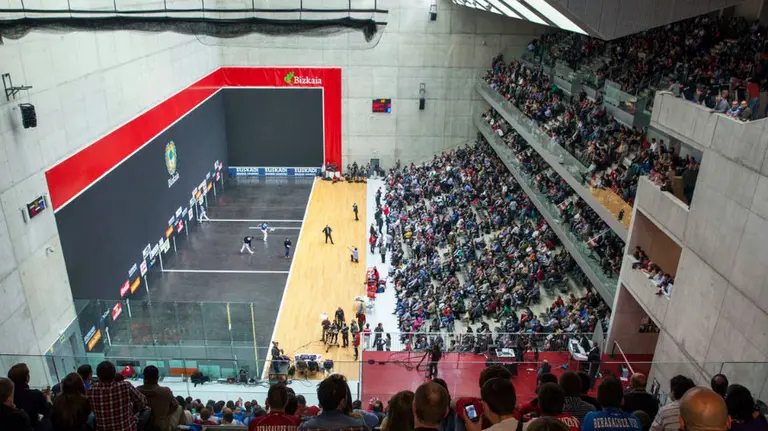 Interior del frontón Bizkaia en Bilbao. Foto twitter Baiko Pilota.