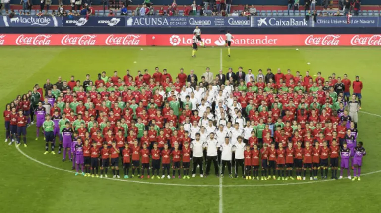 Foto conjunta de los equipos inferiores de Osasuna en El Sadar.