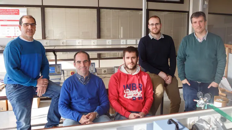 De izq. a dcha., los investigadores Jesús Villadangos, José Javier Astráin, Peio Iturri, Erik Aguirre y Francisco Falcone.