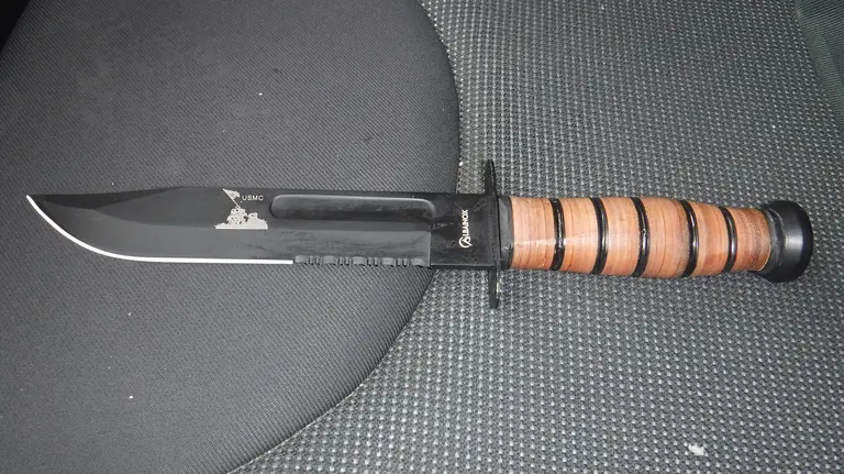 Cuchillo que llevaba el hombre en la calle Estafeta