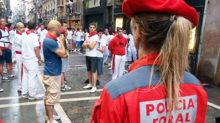 Agente de la Policía Foral en sanfermines.