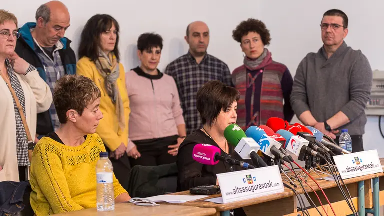 Rueda de prensa de las familias de los jóvenes encarcelados por la agresión en Alsasua a dos guardias civiles y sus parejas (01). NAVARRA.com