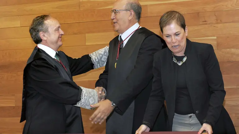 GRA244. PAMPLONA, 21/07/2016.- Fotografía facilitada por el Gobierno de Navarra del nuevo presidente del Consejo de Navarra, Alfredo Irujo Andueza (i), siendo felicitado tras tomar posesión de su cargo al frente del órgano consultivo superior de la Comunidad Foral, en una sesión presidida por la Presidenta de Navarra, Uxue Barkos (d), en el Archivo Real de Navarra. EFE/