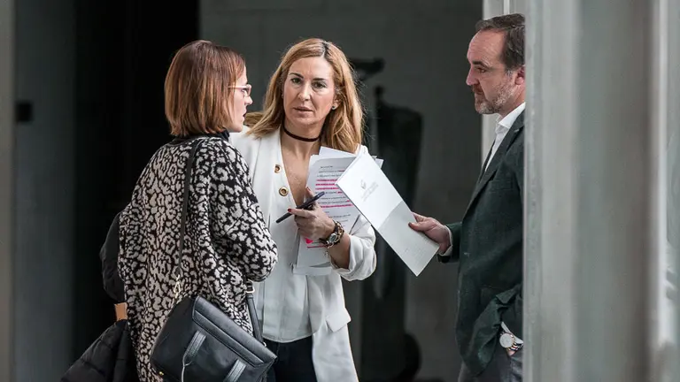 Mesa y Junta de Portavoces del Parlamento de Navarra. Ana Beltrán, José Javier Esparza y María Chivite (02). IÑIGO ALZUGARAY