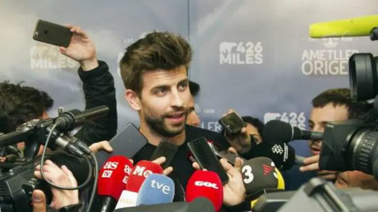 Piqué rodeado de cámaras y de micrófonos. Efe.