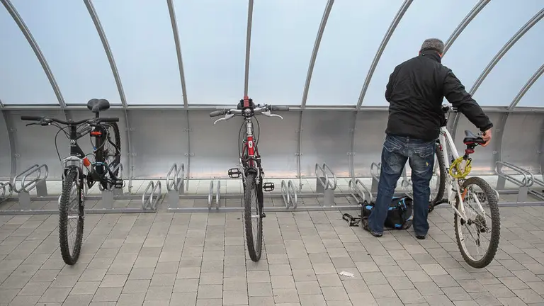 Miembros de la Comisión y la Gerencia de Urbanismo visitan el aparcamiento para bicicletas cubierto, rotatorio y gratuito instalado en el barrio de Mendebaldea. PABLO LASAOSA 01
