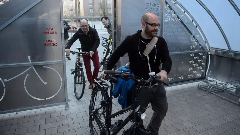 Miembros de la Comisión y la Gerencia de Urbanismo visitan el aparcamiento para bicicletas cubierto, rotatorio y gratuito instalado en el barrio de Mendebaldea. PABLO LASAOSA 03