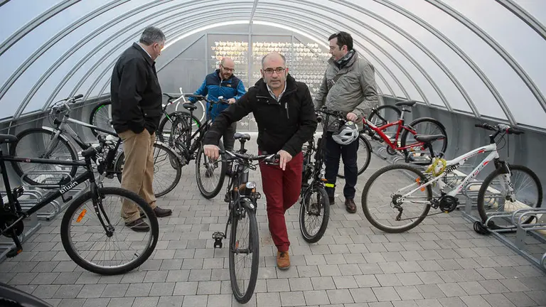 Miembros de la Comisión y la Gerencia de Urbanismo visitan el aparcamiento para bicicletas cubierto, rotatorio y gratuito instalado en el barrio de Mendebaldea. PABLO LASAOSA 07